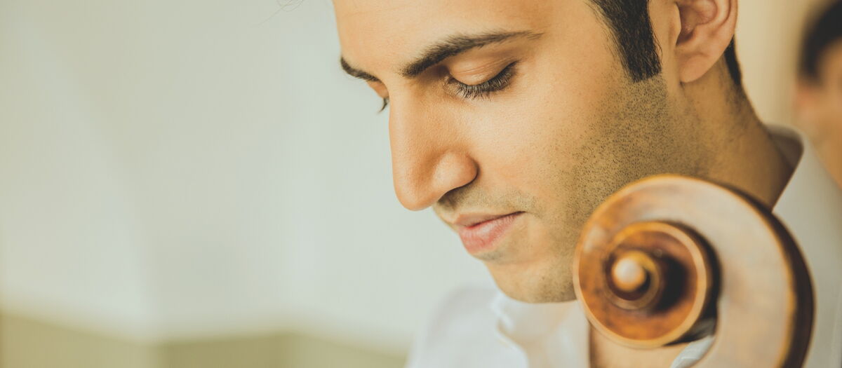 Kian Soltani Nahaufnahme seines Gesichtes von der Seite.