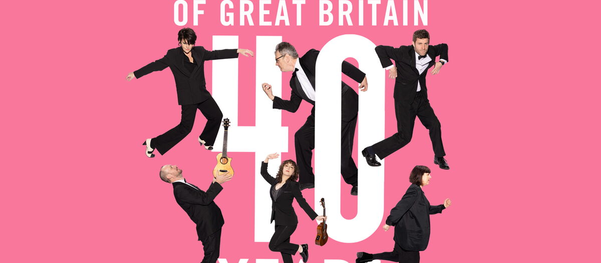 Das Orchester in verschiedener körperlicher Darstellung, winkend, liegend, beugend, teilweise mit Instrumenten, vor rosa Hintergrund.