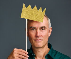 Johann König mit goldener Krone aus Papier