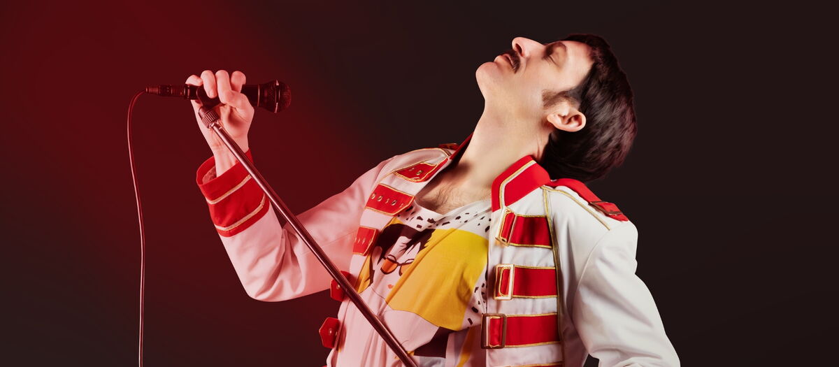 Freddie Mercury Double seitlich den Kopf zurückgelehnt