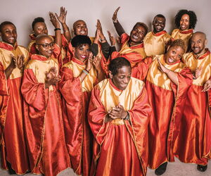 Abbildung der Golden Voices of Gospel in orange-goldenem Kostüm.