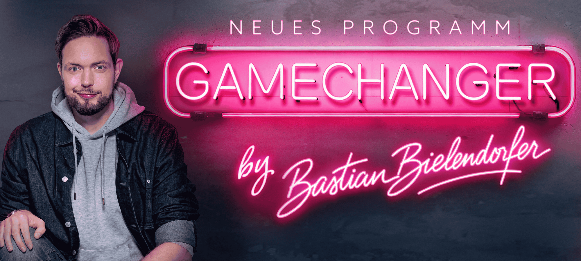 Bastian Bielendorfer, Gamechanger, MUK Lübeck, Copyright Steffen Wolf Bastian Bielendorfer sitzend, in die Kamera schauen. Über Bielendorf der Veranstaltungstitel Gamechanger.
