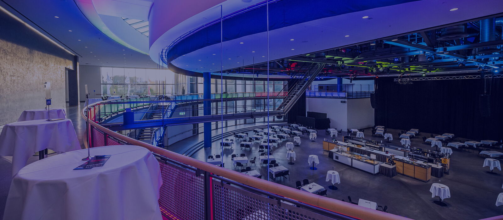 Blick in die mit Tischen eingedeckte Rotunde der Musik- und Kongresshalle Lübeck