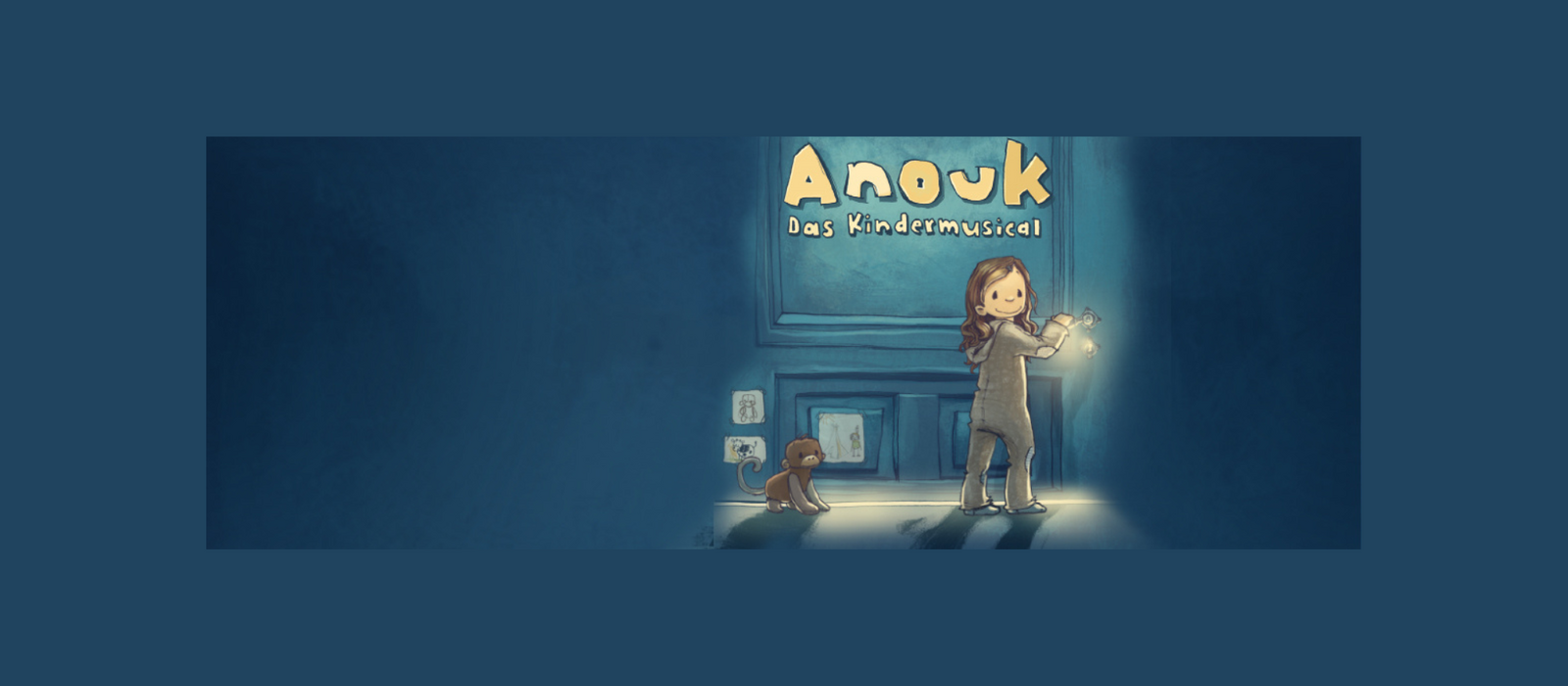 Anouk - Das Kindermusical, MUK Lübeck, Copyright Jennifer Többen Artwork Anouk, ein kleines Mädchen vor einem Fenster stehend, den Kopf gedreht in die Kamera schauen. Darüber der Veranstaltungstitel Anouk - Das Kindermusical.