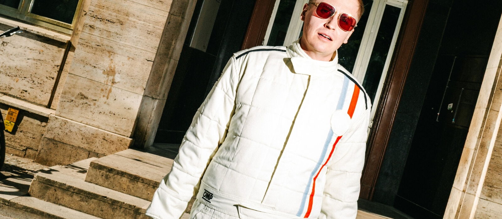 Till Reiners in weißem Sportanzug