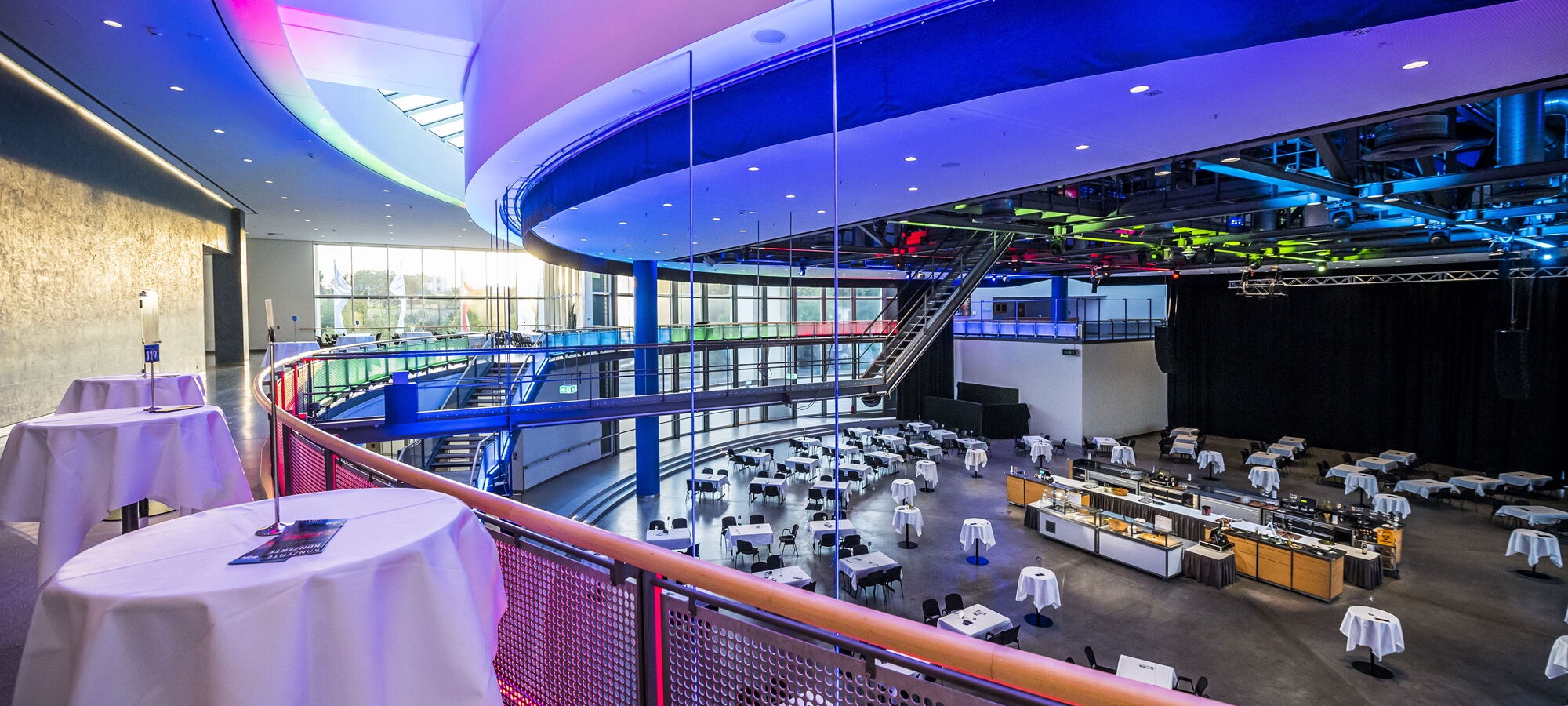 Blick in die mit Tischen eingedeckte Rotunde der Musik- und Kongresshalle Lübeck