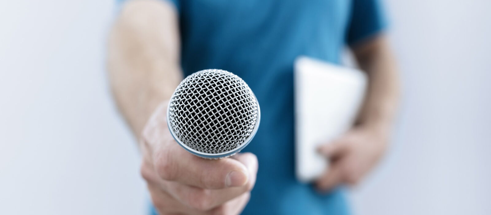 Interviewer mit Mikrofon