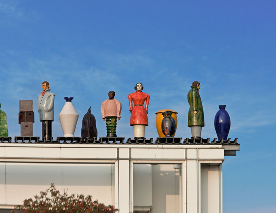 Musik- und Kongresshalle Lübeck Blick auf das Kunstwerk Die Fremden auf dem Dach