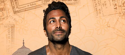 Biyon Kattilathu nach rechts oben schauend, im Vordergrund der Titel Eine Reise zum Glück.