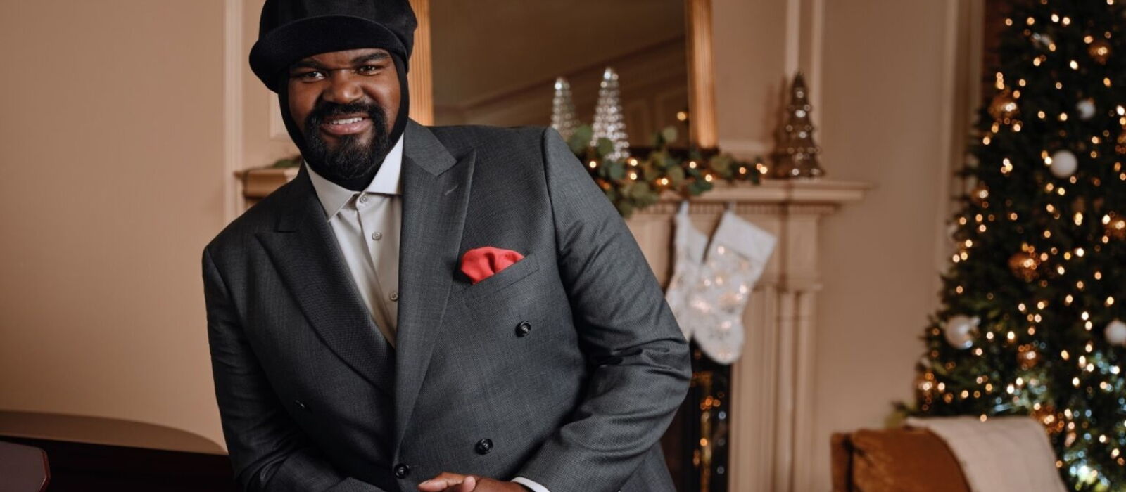 Gregory Porter am Flügel in weihnachtlicher Atmosphäre sitzend