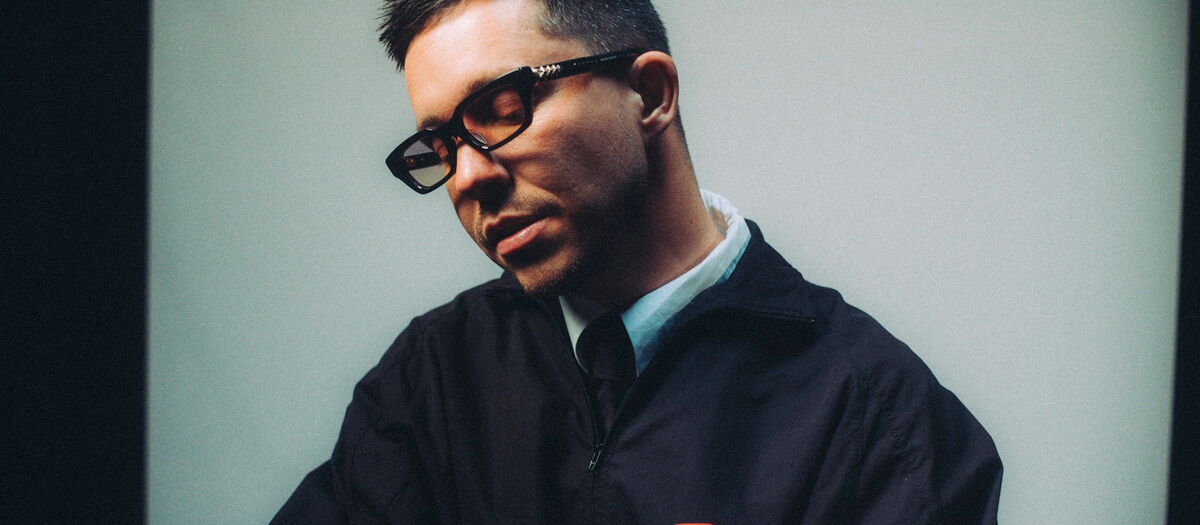 Nico Santos, Kopf zur Seite geneigt, die Augen geschlossen