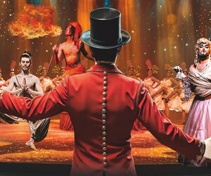 Bühnenbild der Show mit Titel und Veranstaltungsdaten