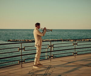 Till Brönner seitlich Trompete spielend am Meer