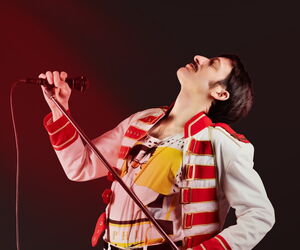 Freddie Mercury Double seitlich den Kopf zurückgelehnt