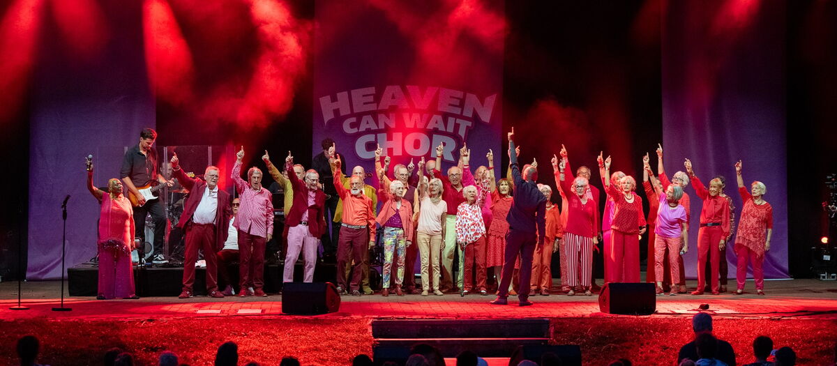 Heaven can Wait Chor auf der Bühne in rotem Scheinwerferlicht