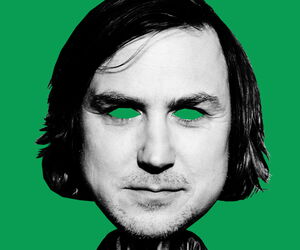 Lars Eidigner mit großem Kopf und kleinem Körper vor grünem Hintergrund, die Augen grün. Über dem in die Kamera blickenden Eidinger der Titel der Veranstaltung.