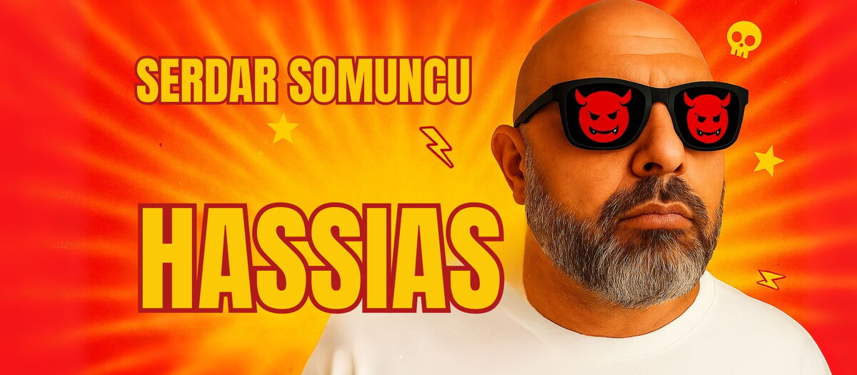 Serdar Somuncu mit Sonnenbrille in die Ferne blickend