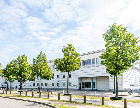 Musik- und Kongresshalle Lübeck Blick auf die Rotunde von der Brücke bei Nacht fotografiert