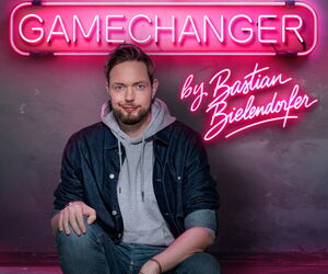 Bastian Bielendorfer sitzend, in die Kamera schauen. Über Bielendorf der Veranstaltungstitel Gamechanger.