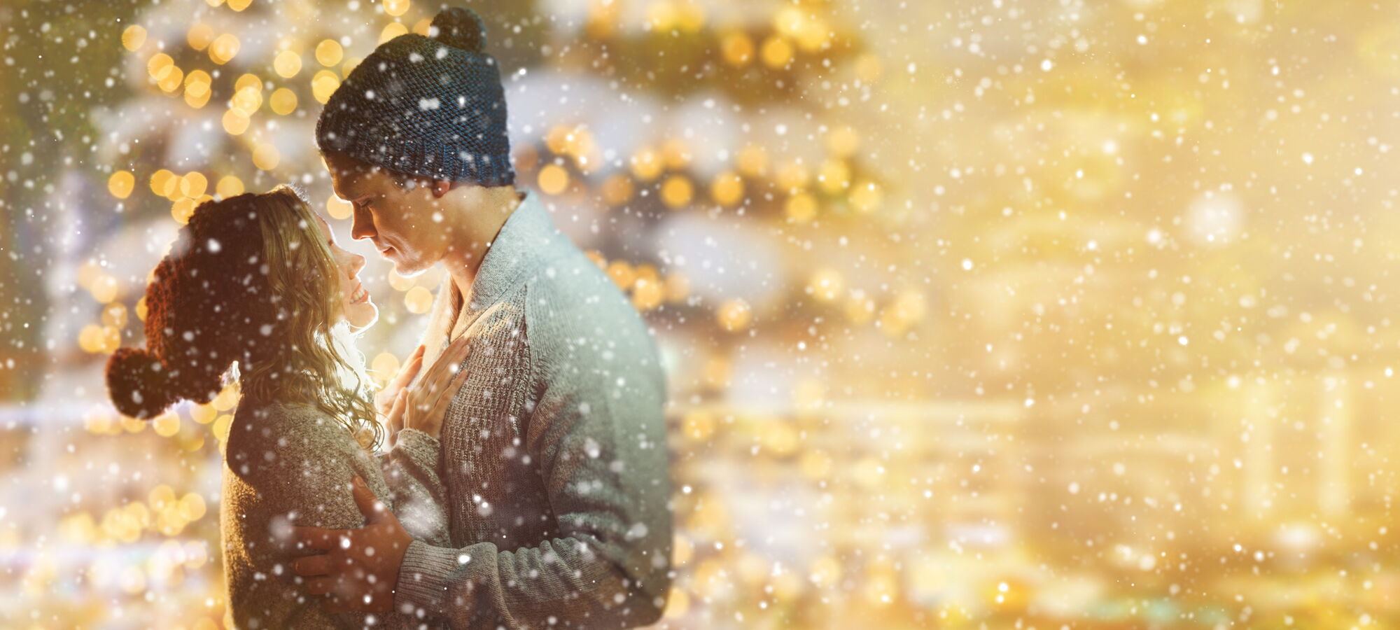 Ein sich anschauendes Pärchen im Schneegestöber.
