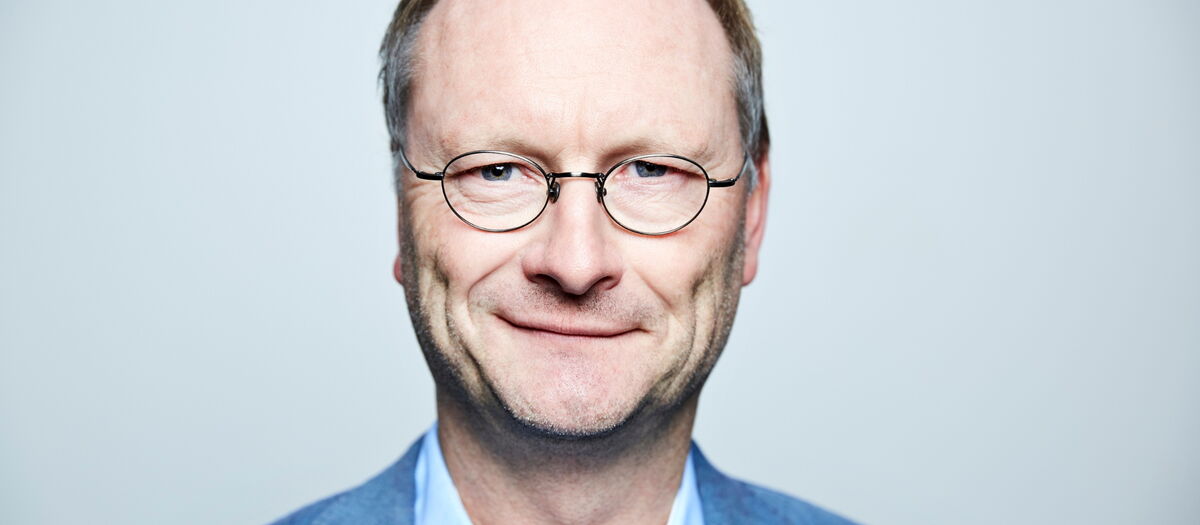 Portrait Sven Plöger in die Kamera lächelnd