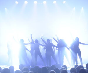 Blick auf die Bühne. Im Nebel Mitglieder aus dem Mädchenchor.