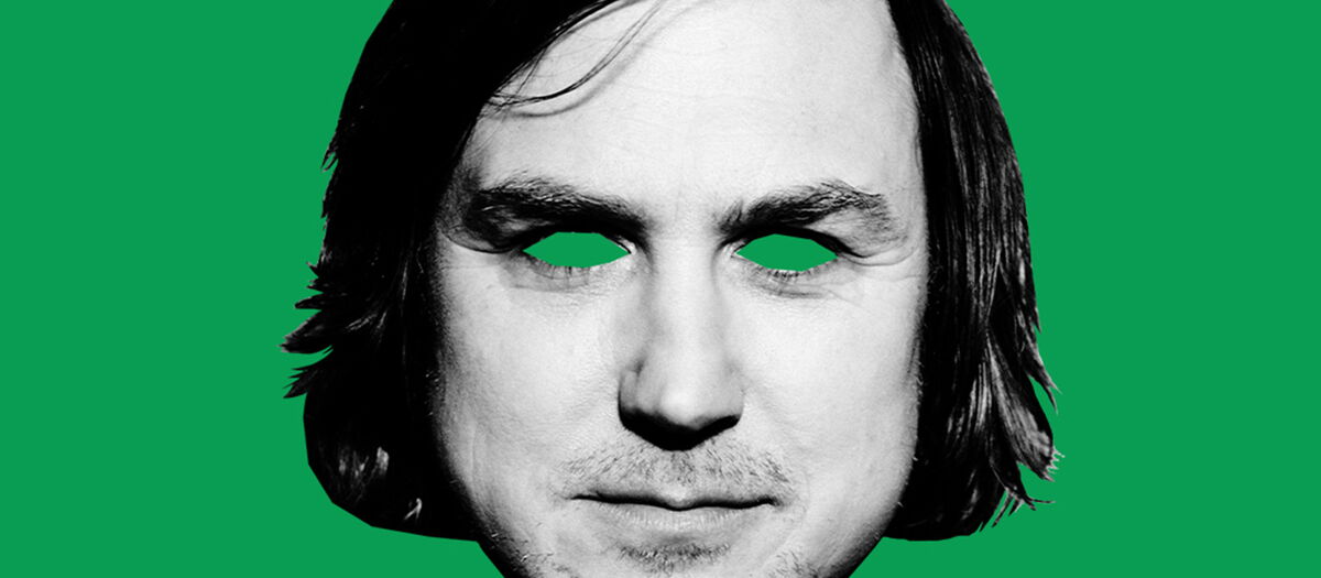 Lars Eidigner mit großem Kopf und kleinem Körper vor grünem Hintergrund, die Augen grün. Über dem in die Kamera blickenden Eidinger der Titel der Veranstaltung.