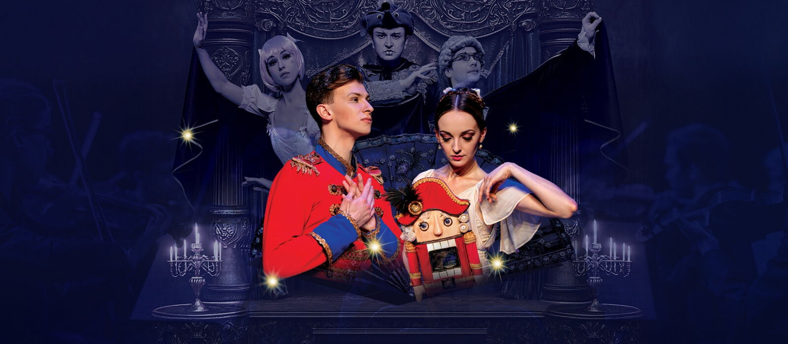 Die Protagonisten mit Bühnenhintergrund