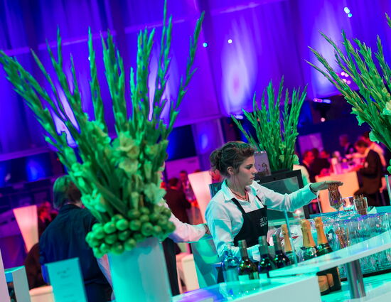 Servicekraft hinter Tresen in der Rotunde der Musik- und Kongresshalle Lübeck