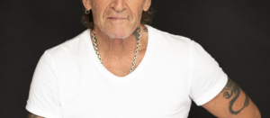 Peter Maffay im weißen T-Shirt in die Kamerad schauend.