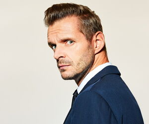 Florian Schroeder seitlich skeptischer Blick