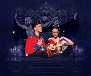 Die Protagonisten mit Bühnenhintergrund