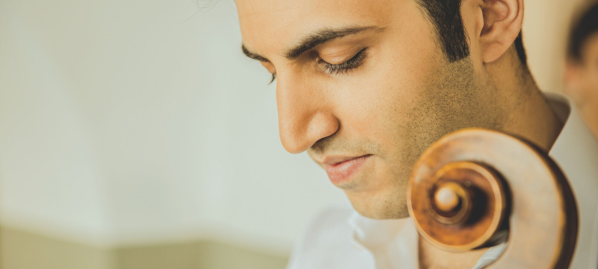 Kian Soltani Nahaufnahme seines Gesichtes von der Seite.