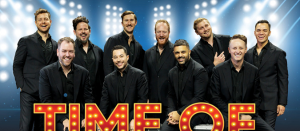 The Ten Tenors auf Cases auf der Bühne sitzend.