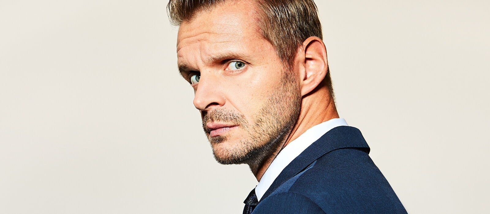 Florian Schroeder seitlich skeptischer Blick