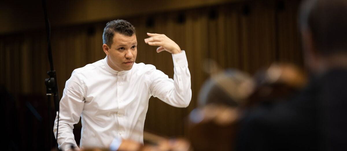 Dirigent Ryan Bancroft dirigierend.