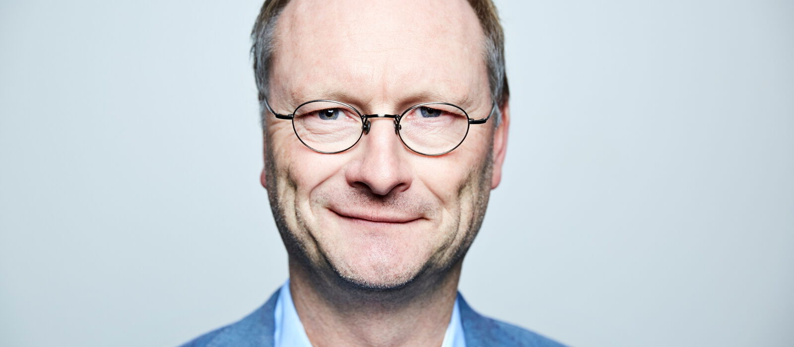 Portrait Sven Plöger in die Kamera lächelnd