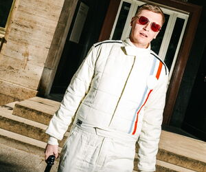 Till Reiners in weißem Sportanzug