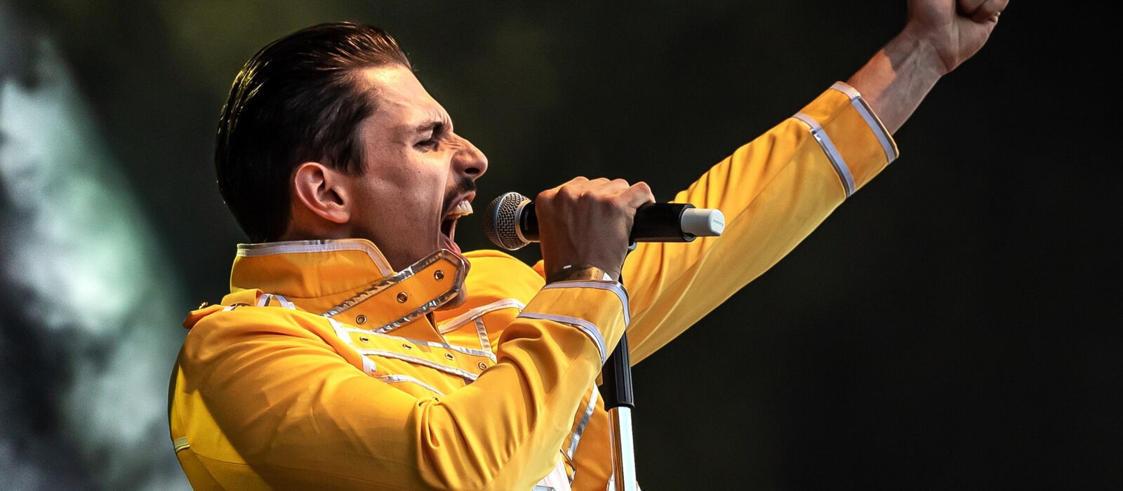 Double Freddy Mercury seitlich singend mit Mikrofon in der Hand