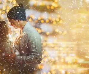 Ein sich anschauendes Pärchen im Schneegestöber.