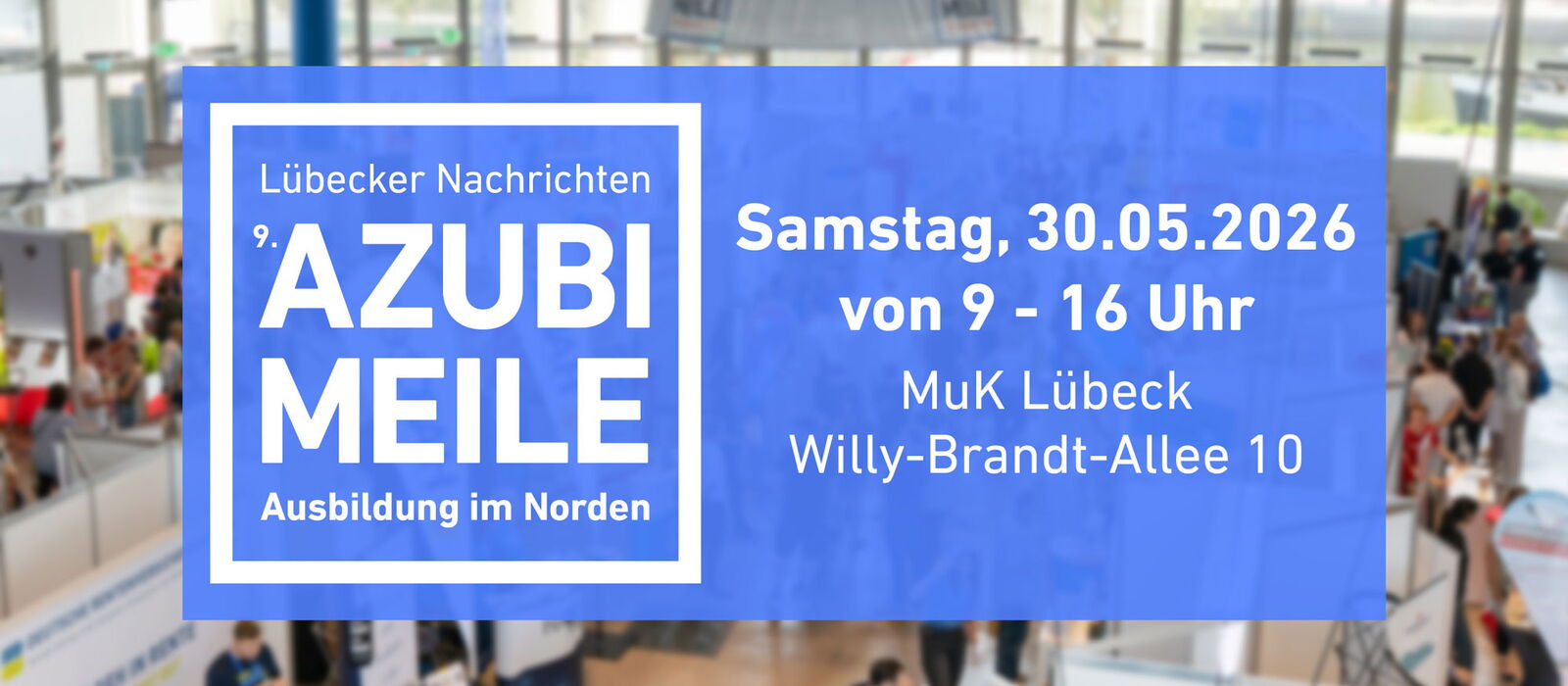 Im Vordergrund des Bildes in weißer Schrift auf blauem Hintergrund das Logo der LN-Azubimeile, daneben Datum und Öffnungszeiten. Im Hintergrund verschwommen ein Bild der Rotunde der MUK.