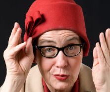 Portrait Marlene Jaschke mit rotem Hut.