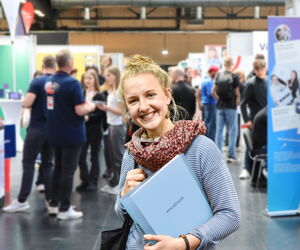 Portrait einer jungen Frau mit Vocatium Mappe