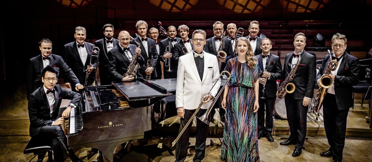 Das Orchester auf einer Bühne mit den Solisten im Vordergrund