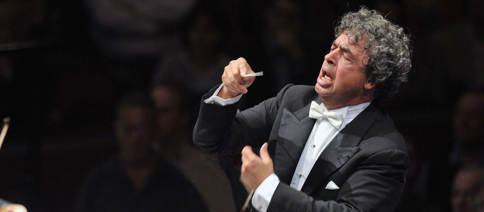 Dirigent Semyon Bychkov dirigierend