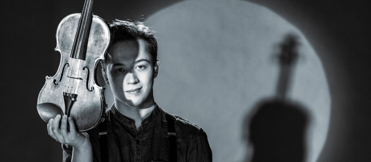 Der Geiger Johan Dalene mit seiner Violine.