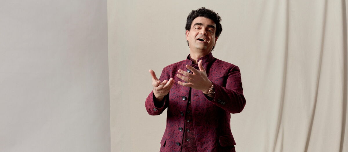 Rolando Villazón singt in einem dunkel rotem Anzug
