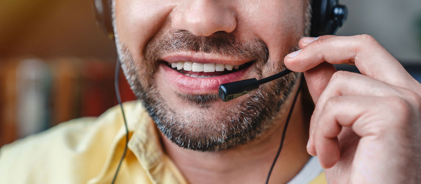 Mann gibt telefonisch Auskunft