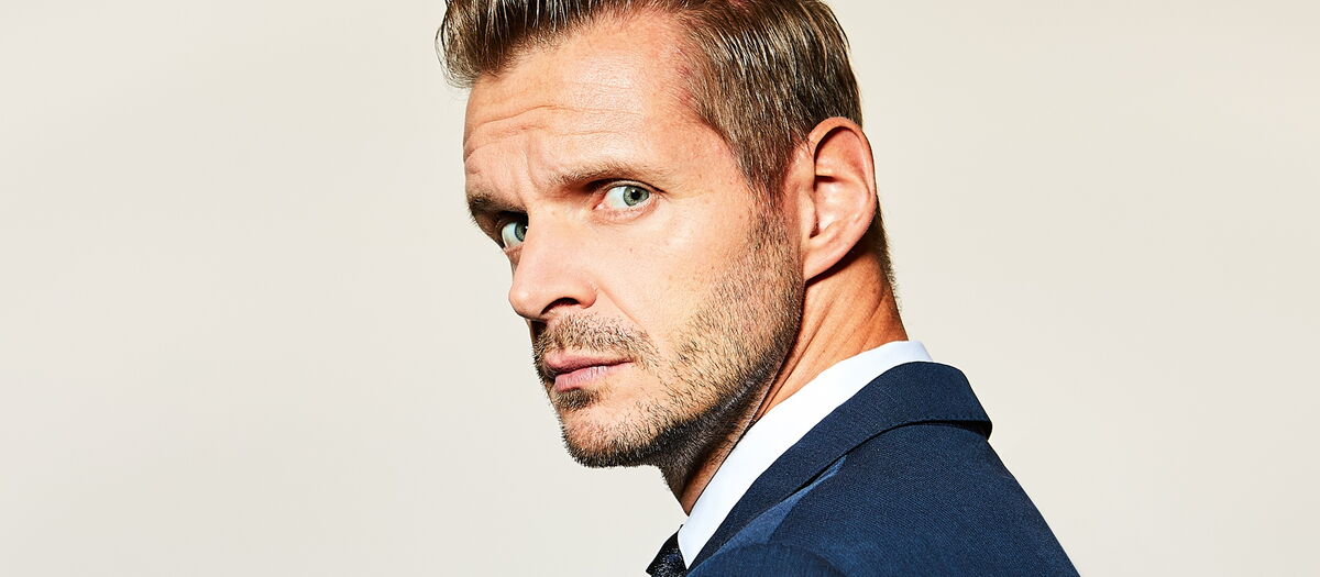 Florian Schroeder seitlich skeptischer Blick