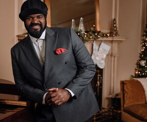 Gregory Porter am Flügel in weihnachtlicher Atmosphäre sitzend